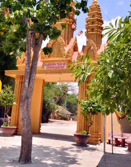Cổng chùa Phnô-đung gắn biển lớn 'Gia đình ông Trầm Bê xây dựng năm 2007'